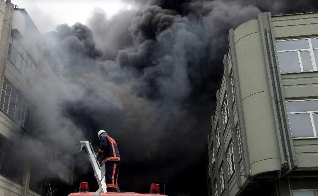 Bayrampaşa&rsquo;daki Yangında D&uuml;kkan Sahiplerinden İtfaiyeye Destek