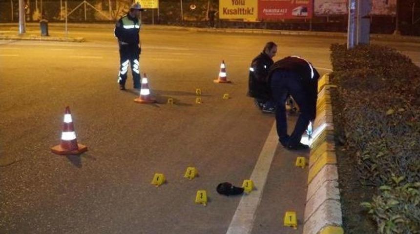 Silahlı Saldırıda Yaralandı, Otomobille Ka&ccedil;arken Kaza Yaptı