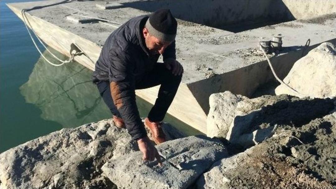 Van G&ouml;l&uuml;nden &ldquo;ha&ccedil;&rdquo; Fig&uuml;rl&uuml; Taşlar &Ccedil;ıktı
