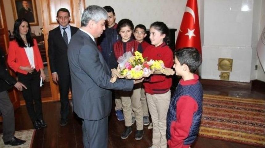 Vali Doğan, &Ouml;ğrencileri Kabul Etti