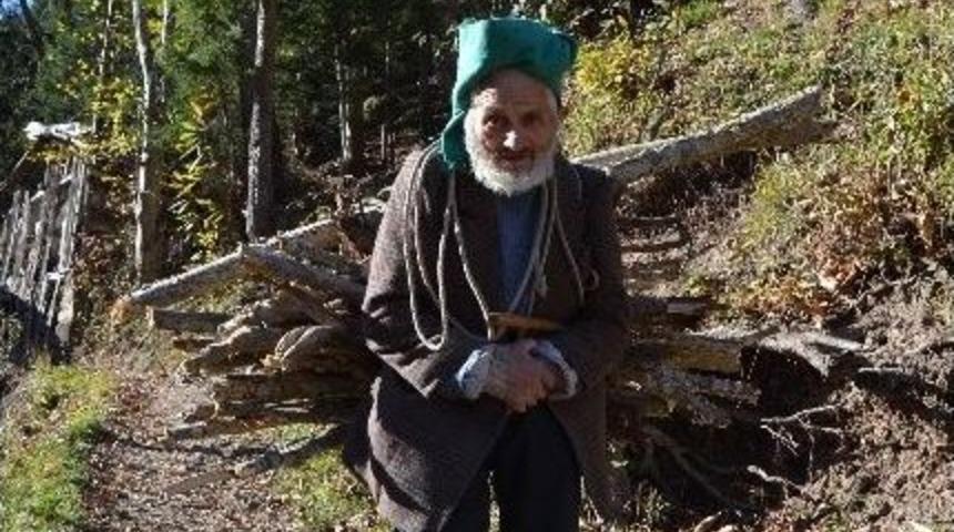 Yaşlı &Ccedil;ift, Gen&ccedil;lere Adeta Taş &Ccedil;ıkartıyor