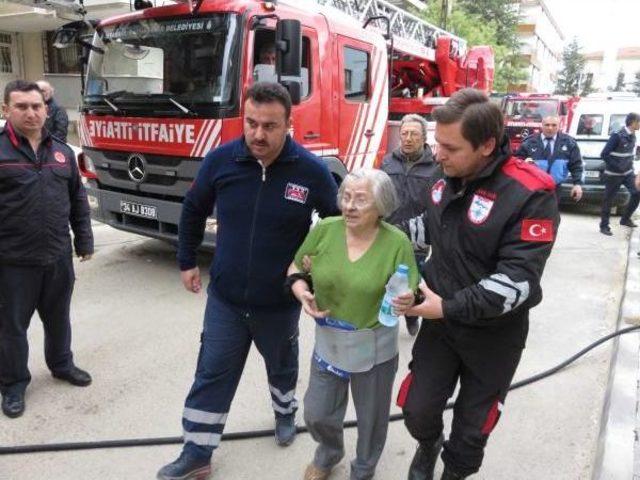 Yangından Kucağında Kedisiyle Kaçtı