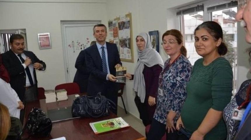 &Ouml;ğretmenlere Kitap Hediye Edildi