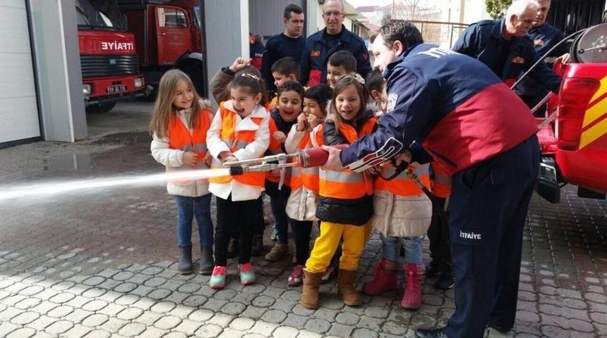Minik İtfaiyeciler İş Başında