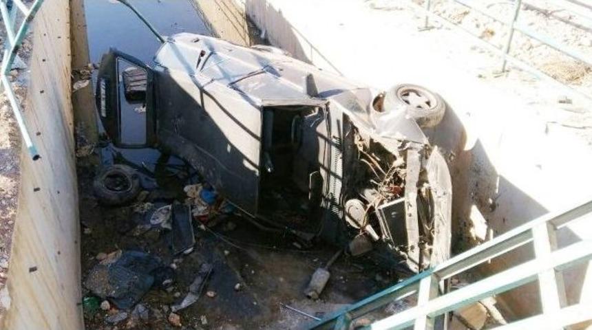 Hızını Alamayan Otomobil Kanala U&ccedil;tu