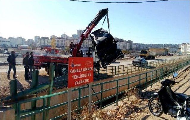 Hızını Alamayan Otomobil Kanala Uçtu