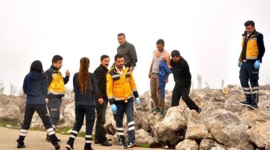 Mendirekte Bileklerini Kesen Kişi Hastaneye Kaldırıldı