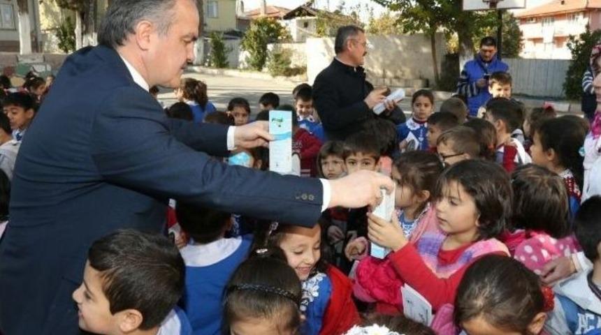 Başkan G&uuml;rlesin &Ouml;ğrencilere Ağız Ve Diş Sağlığı Seti Dağıttı