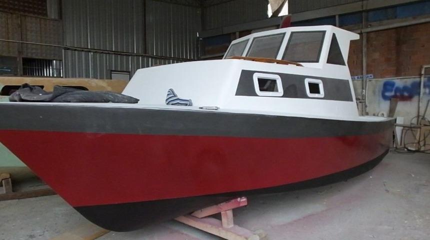 Deniz Tutkusu Y&uuml;z&uuml;nden &Uuml;niversiteyi Bıraktı, 40 Yıldır Tekne Onarıyor