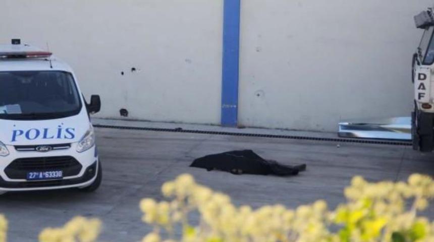 Tamirat I&ccedil;in &Ccedil;ıktığı &Ccedil;atıdan D&uuml;şerek &Ouml;ld&uuml;