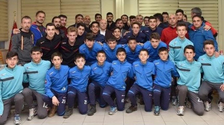 Başkan Sekmen&rsquo;den Gen&ccedil; Yıldızlara Futbol Dersi