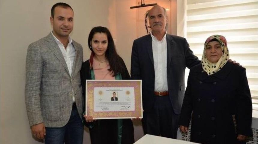 Stajını Tamamlayan Gen&ccedil; Avukat Ruhsatnamesini Bara Başkanı Aynur&rsquo;un Elinden Aldı