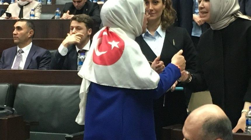 Milletvekilinden T&uuml;rk Bayraklı Mesaj