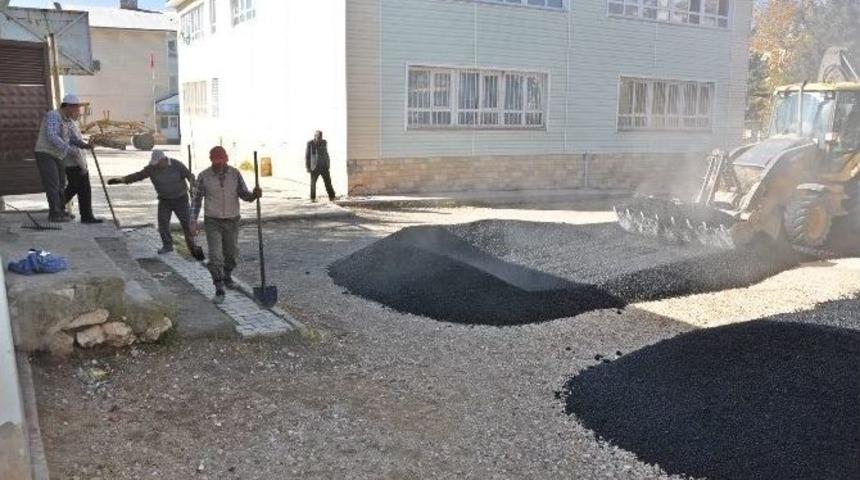 G&ouml;lbaşı İl&ccedil;esinde Okulların Bah&ccedil;esi Asfaltlandı