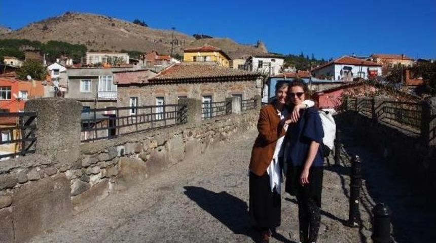 Yarışma Talihlisi &Ccedil;ek Vatandaşı Bergama'yı Gezdi