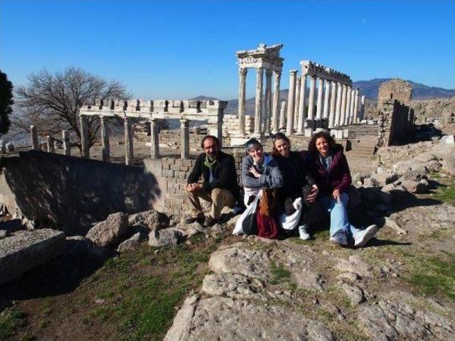 Yarışma Talihlisi &Ccedil;ek Vatandaşı Bergama yı Gezdi 1