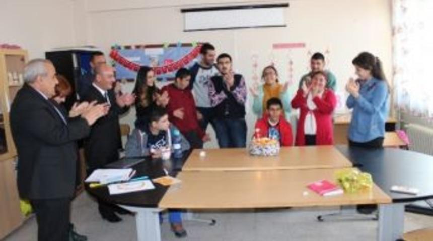 M&uuml;d&uuml;r Cırıt&rsquo;tan Engelli &Ouml;ğrenciye Yaş G&uuml;n&uuml; S&uuml;rprizi