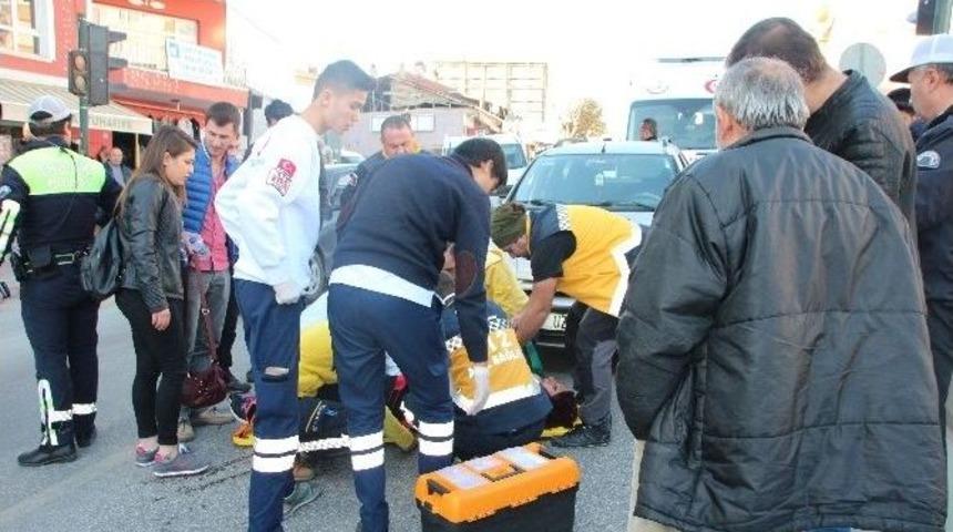 Otomobilin &Ccedil;arptığı &Uuml;niversite &Ouml;ğrencisi Gen&ccedil; Kız Yaralandı