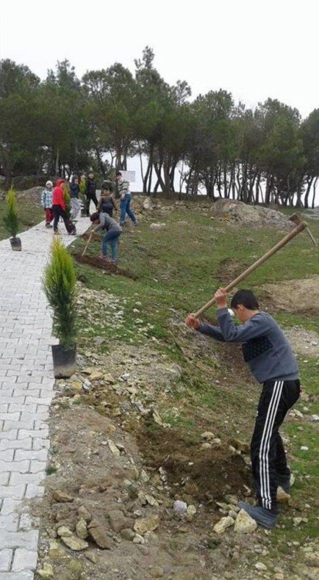 İvrindili Çocuklar Dedeleri Adına Ağaç Dikti