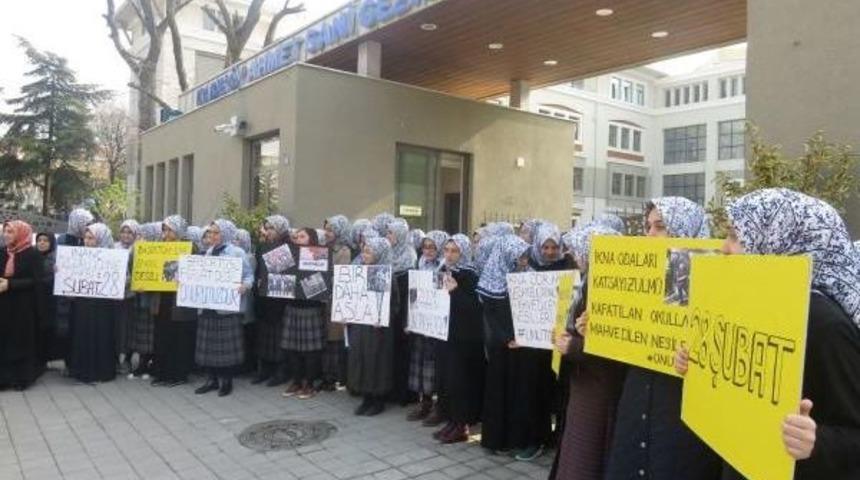 Kadık&ouml;y'de İmam Hatip Lisesi &Ouml;n&uuml;nde 28 Şubat Protestosu