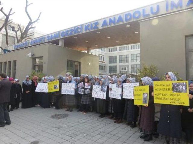 Kadıköy'de İmam Hatip Lisesi Önünde 28 Şubat Protestosu