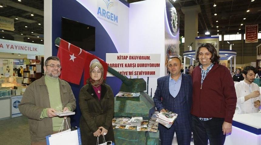 15 Temmuz Gazileri Tank &Ouml;n&uuml;nde Kitap Dağıttı