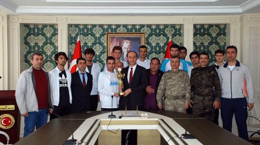 Yamanspor Basketbol Takımından Vali Erin&rsquo;e Şampiyonluk S&ouml;z&uuml;