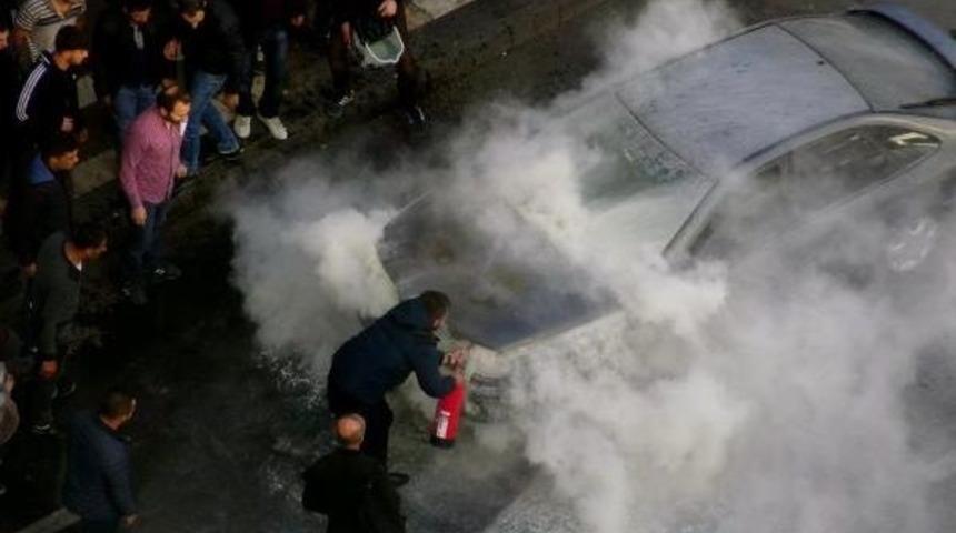 Caddede Yanan Otomobili Esnaf Ve Polis S&ouml;nd&uuml;rd&uuml;