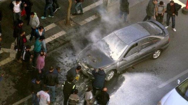 Caddede Yanan Otomobili Esnaf Ve Polis Söndürdü