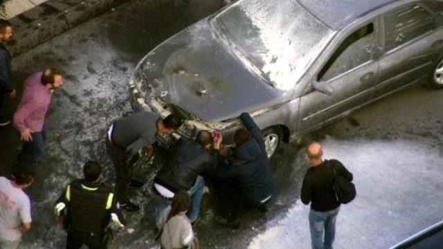 Caddede Yanan Otomobili Esnaf Ve Polis Söndürdü