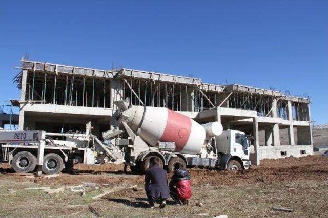 Muhtar Okul Yapımı Için Arazisini Bağışladı