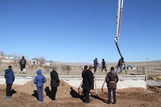 Muhtar Okul Yapımı Için Arazisini Bağışladı