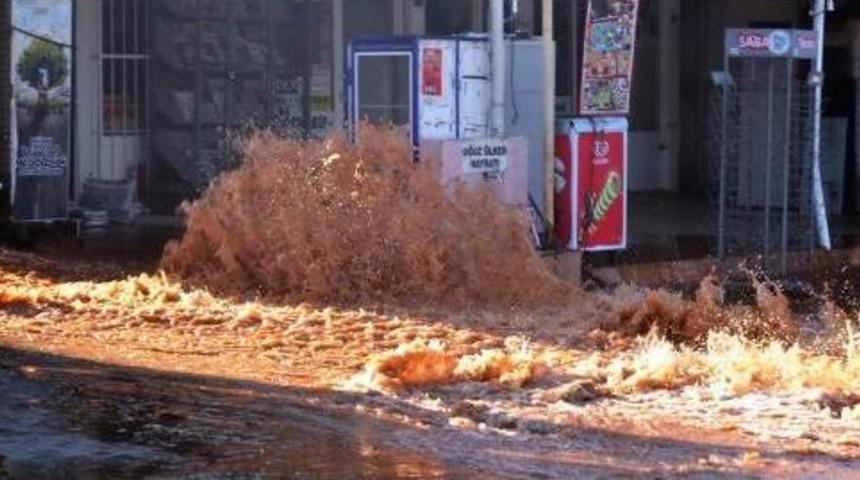 İ&ccedil;me Suyu Isale Hattı Bu Kez G&ouml;lt&uuml;rkb&uuml;k&uuml;'nde Patladı