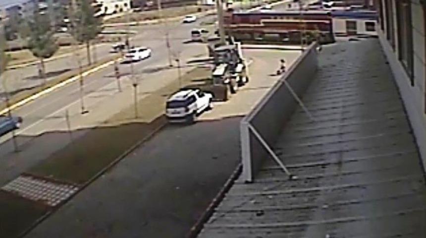 Trenin Otomobile &Ccedil;arpma Anı G&uuml;venlik Kamerasına Yansıdı