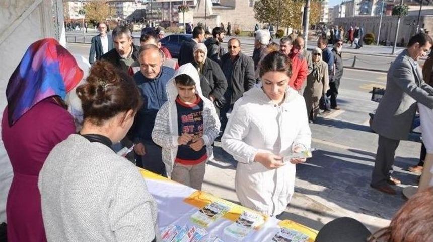 Sivas&rsquo;ta &Uuml;cretsiz Diş Fır&ccedil;ası Ve Macunu Dağıtıldı