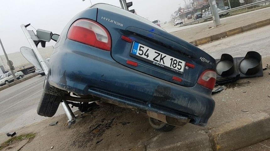 Kontrolden &Ccedil;ıkan Otomobil Ref&uuml;je &Ccedil;ıktı: 1 Yaralı