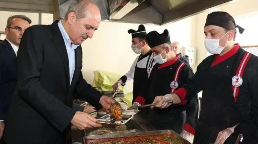 Kurtulmuş, &Uuml;niversite &Ouml;ğrencileriyle Birlikte Yemek Yedi