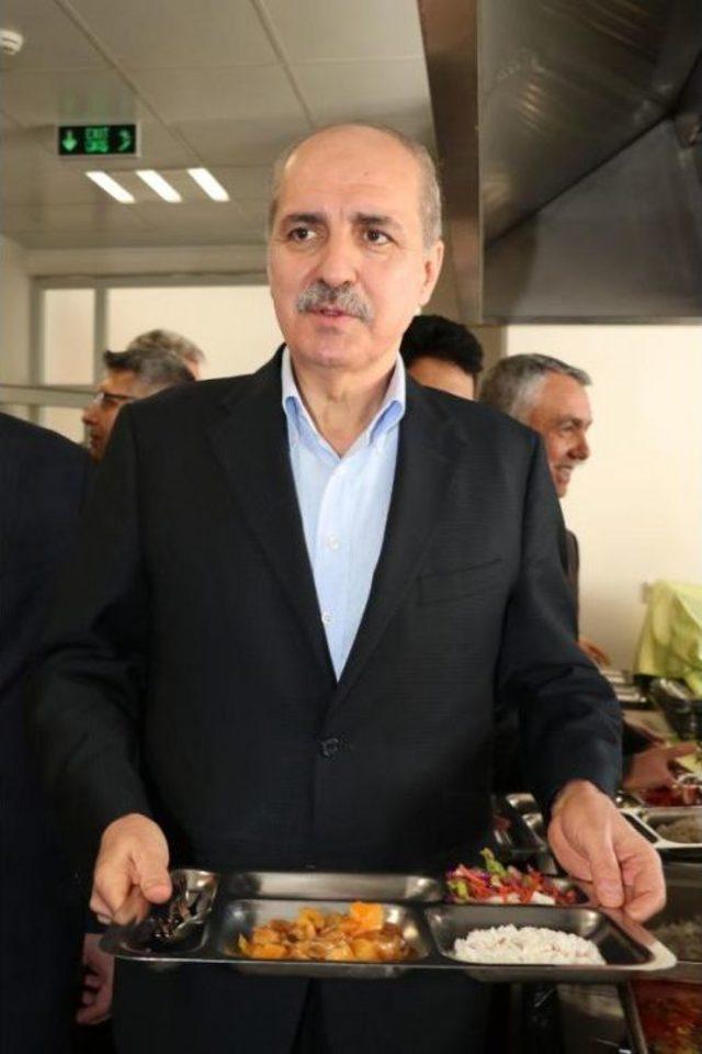 Kurtulmuş, Üniversite Öğrencileriyle Birlikte Yemek Yedi