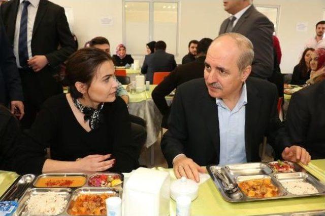 Kurtulmuş, Üniversite Öğrencileriyle Birlikte Yemek Yedi