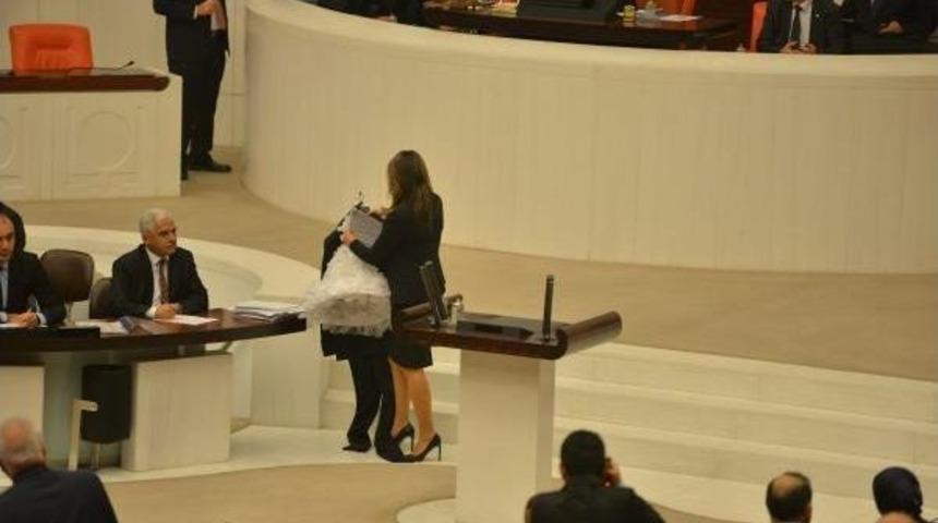 Chp'li Vekil, Cinsel Istismar &Ouml;nergesine Tepkisini '&ccedil;ocuk Gelinliği' Ile G&ouml;sterdi