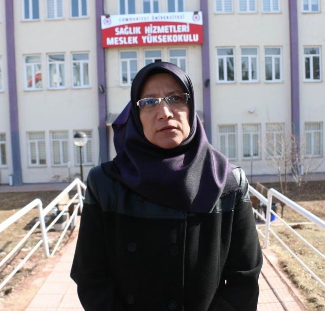 Mezuniyet T&ouml;renine Alınmadığı Okulunu 22 Yıl Sonra Ziyaret Etti