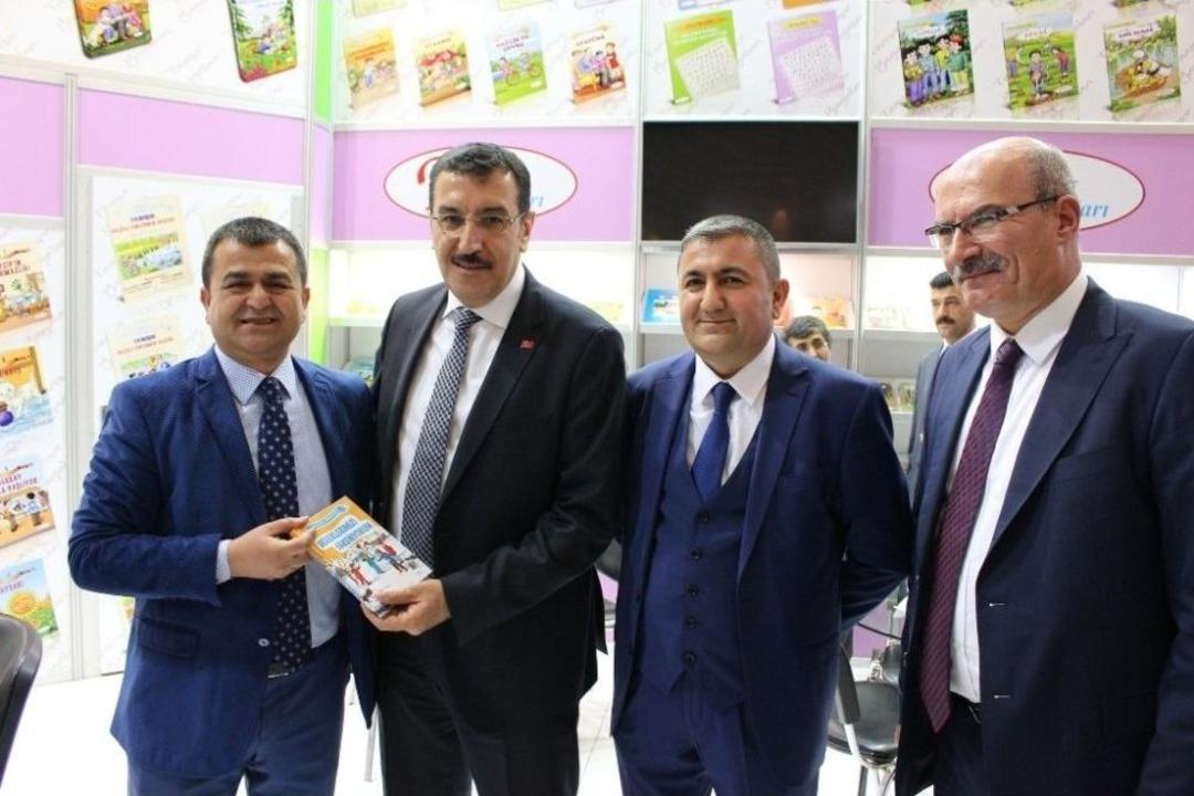 Ağrı&rsquo;nın K&uuml;lt&uuml;r Temsilcisi Eğitimci Yazar Ferzende Tanışır İstanbul T&uuml;yap Fuar Merkezinde