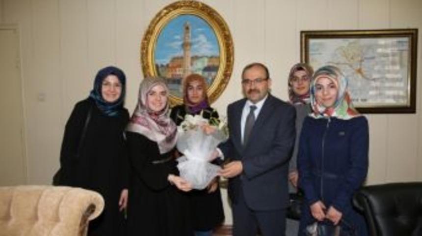 Bayburt &Uuml;niversitesi &Ouml;ğrencileri Vali İsmail Ustaoğlu&rsquo;nu Ziyaret Etti