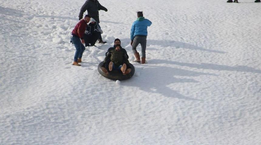 Gen&ccedil;lerin Karda Kayma Keyfi