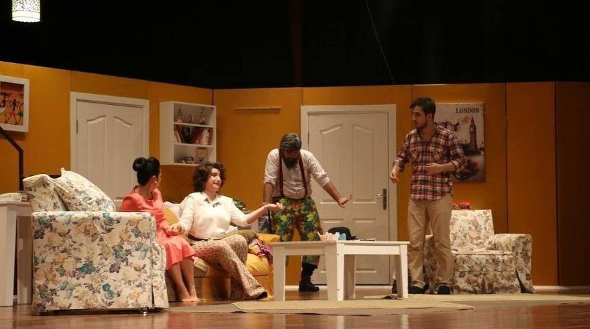 "hangisi Babası" Adlı Tiyatro Oyunu Sahnelendi