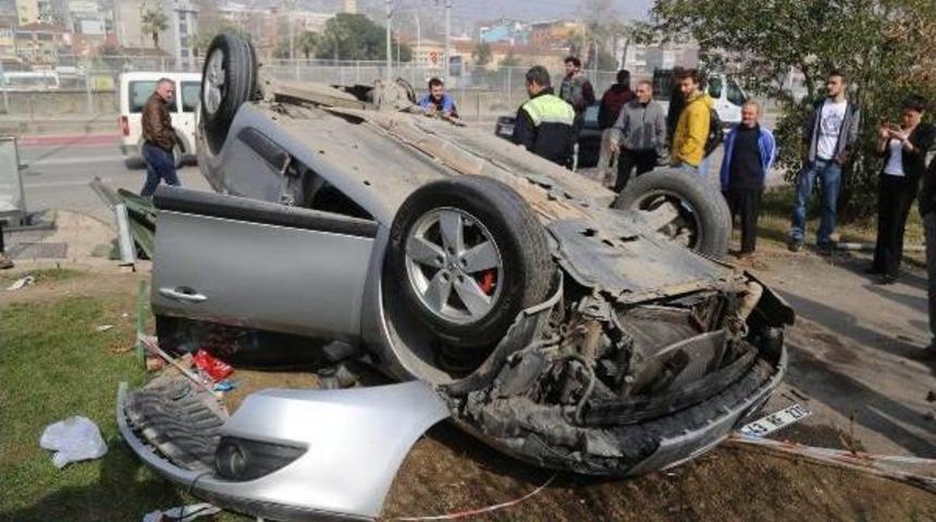 Otomobil Kaldırımda Y&uuml;r&uuml;yen Yayalara &Ccedil;arptı: 3 Yaralı