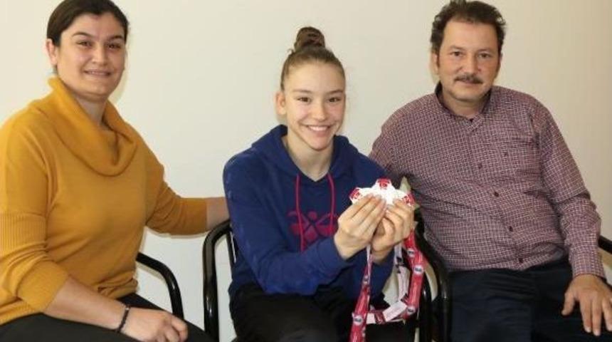 Akhisarlı 'altın Kız', Başarıya Doymuyor