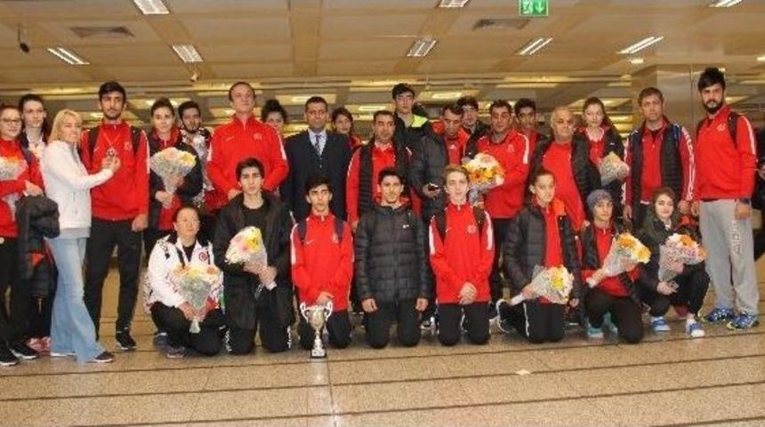 Şampiyon Taekwondocular Yurda D&ouml;nd&uuml;