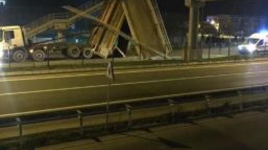 Damperi A&ccedil;ık Kamyon &Uuml;st Ge&ccedil;ide &Ccedil;arptı