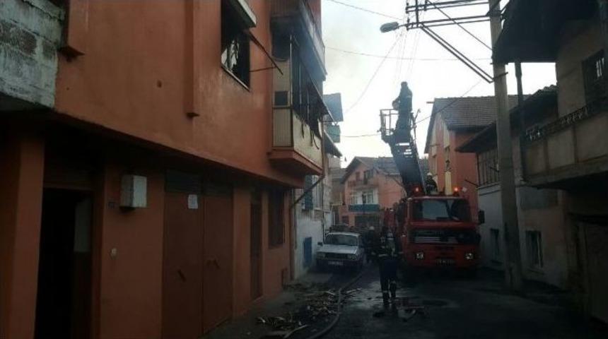 Anne Ve &Ccedil;ocukları Yangından Son Anda Kurtuldu